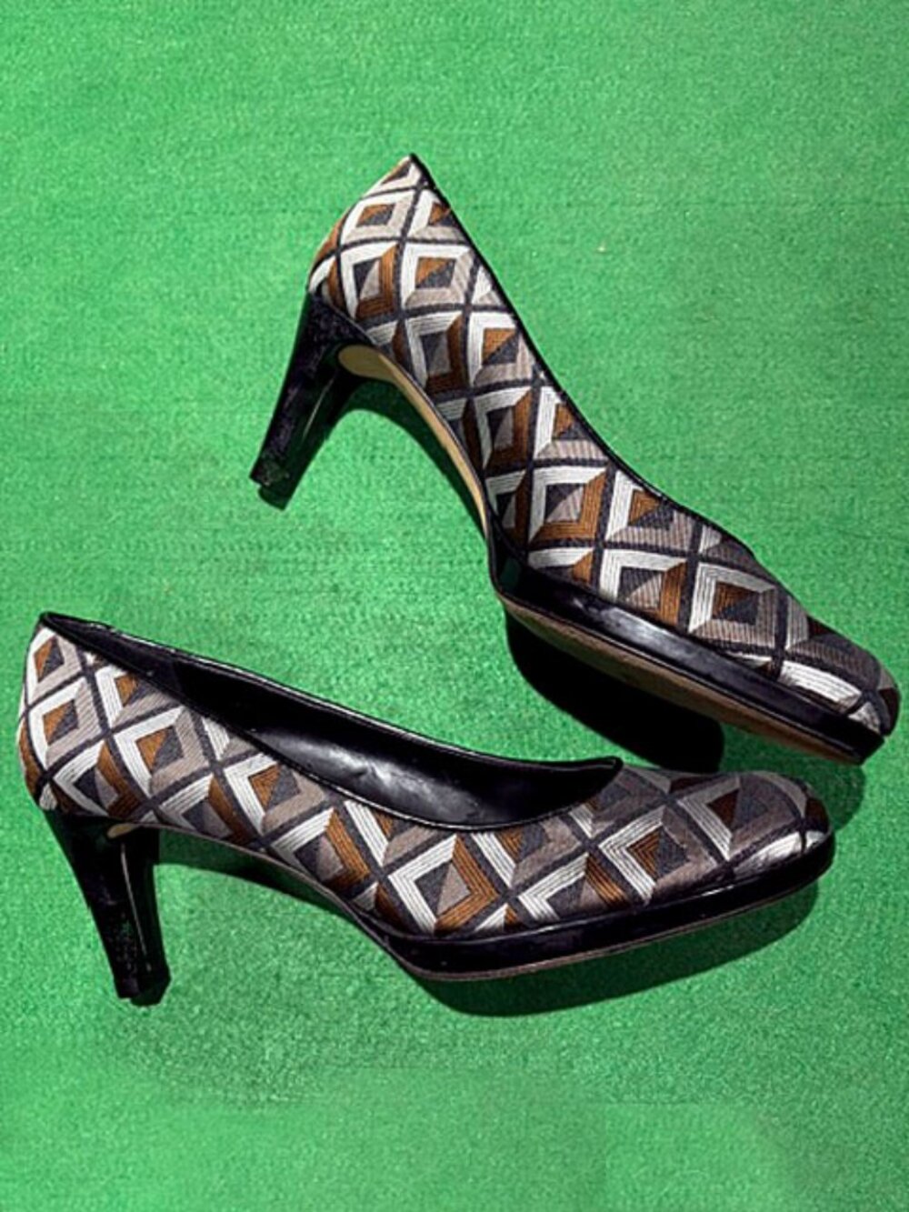 Geometric pattern 3" heels by Vaneli Size 9N